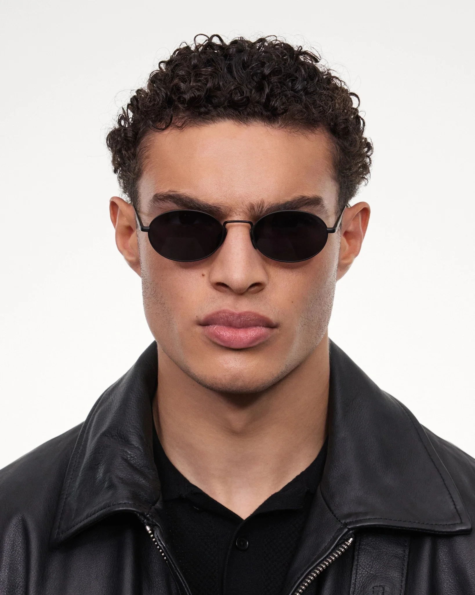 Titan Oval / Matt Black & Polarised Black Lens - Image 3